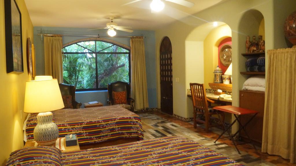 Bed and Breakfast Casa De Las Flores Tlaquepaque Екстер'єр фото